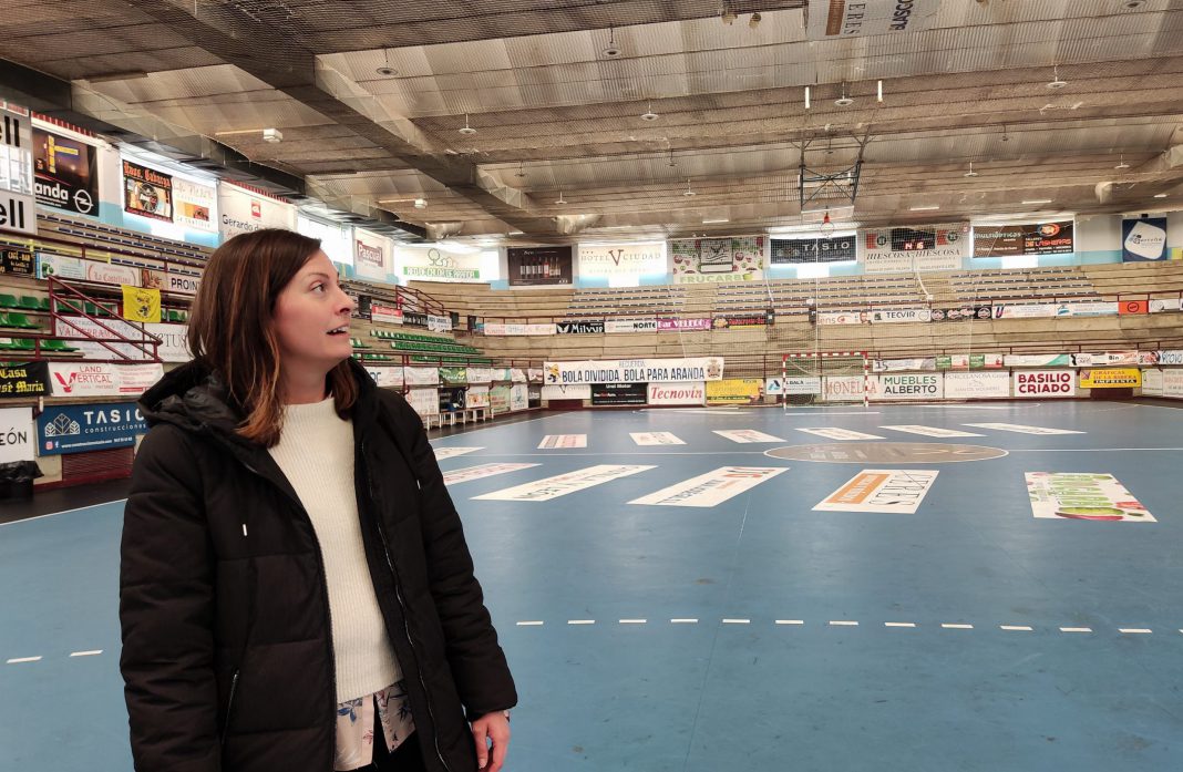 La concejala de Deportes, Belén Esteban, en el Pabellón Polideportivo Santiago Manguán