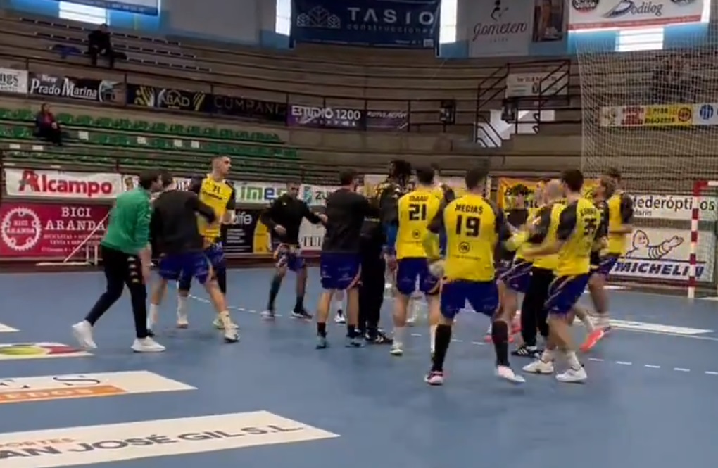 La plantilla del Tubos Aranda durante un calentamiento. / @bmvillaaranda