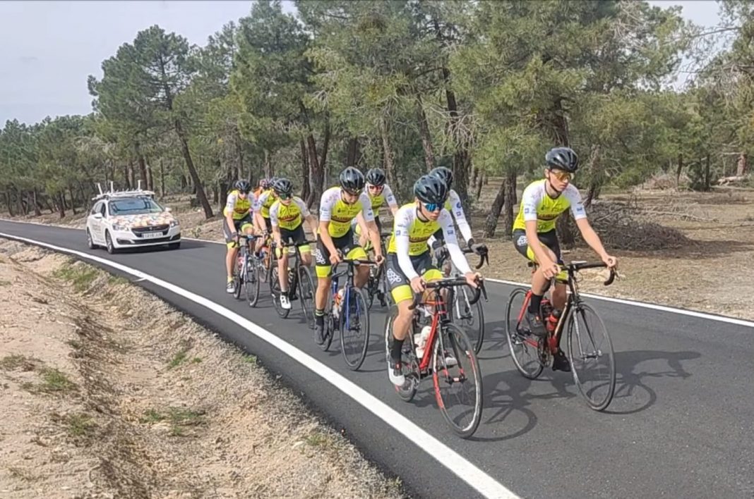 Los integrantes del Artepref Team Veloclub Ribera del Duero durante la concentración en La Serrezuela. / duerodeporte.com