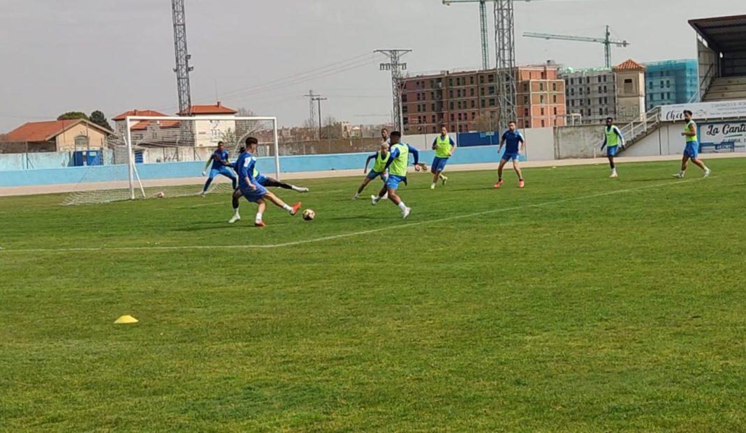 Los blanquiazules durante la sesión de trabajo de este miércoles en el césped del Juan Carlos Higuero. / duerodeporte.com