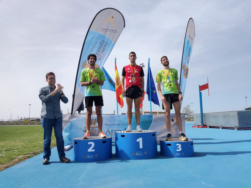Álvaro Cubillo (i) y Mario Sainz (d) los dos corredores del Atletismo Aranda en el podio del Autonómico de 5.000 metros. / duerodeporte.com