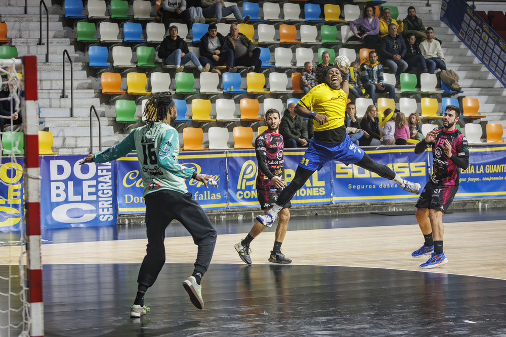Una acción de juego de Palacios ante su ex compañero Magnol en el partido de la 1ª vuelta en el Quijote Arena. / José Ramón García (La Tribuna)