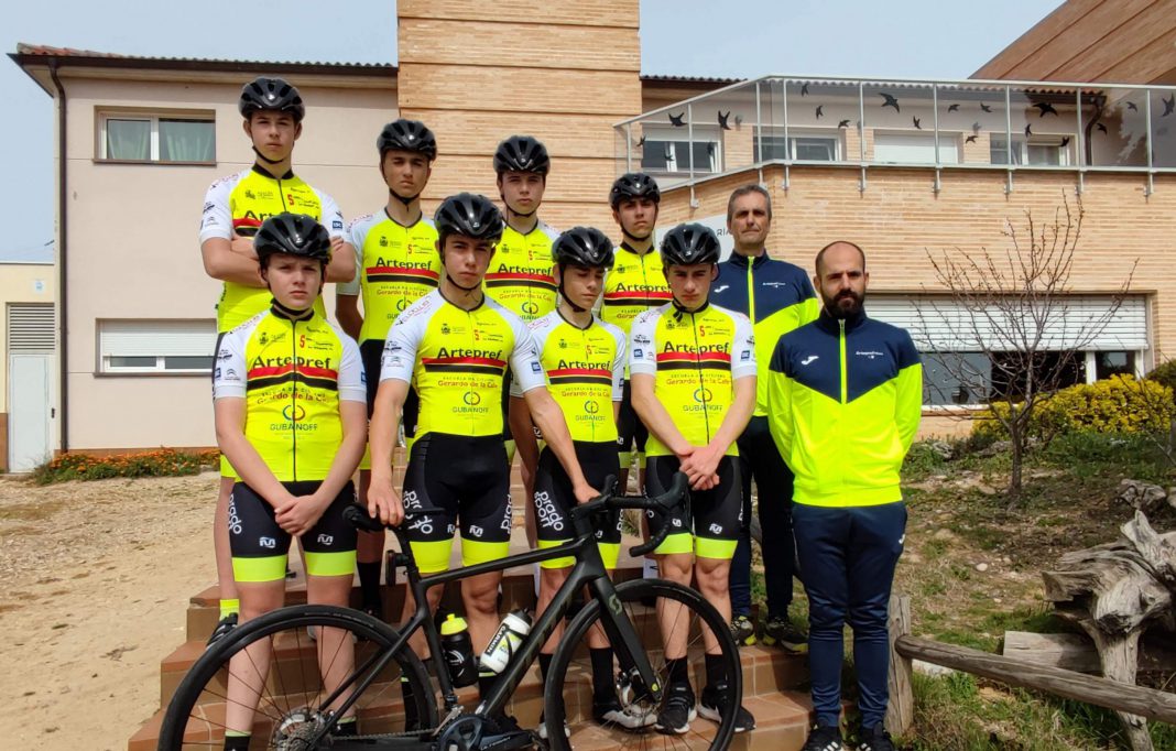 La escuadra Artepref Team Veloclub Ribera del Duero durante su reciente concentración en La Serrezuela. / duerodeporte.com