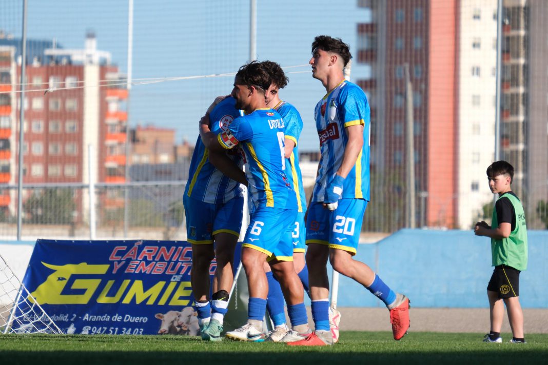La alegría de los blanquiazules tras el tanto de Ayoub. / Cristian Monzon