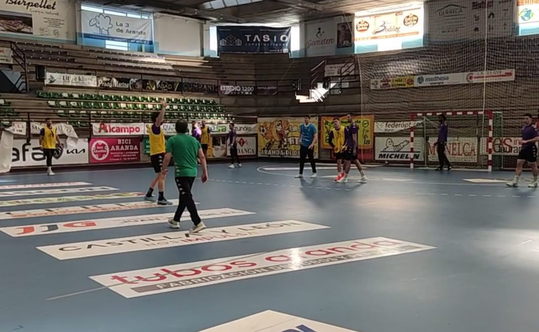 Una de las sesiones de trabajo del Tubos Aranda en el Santiago Manguán. / duerodeporte.com