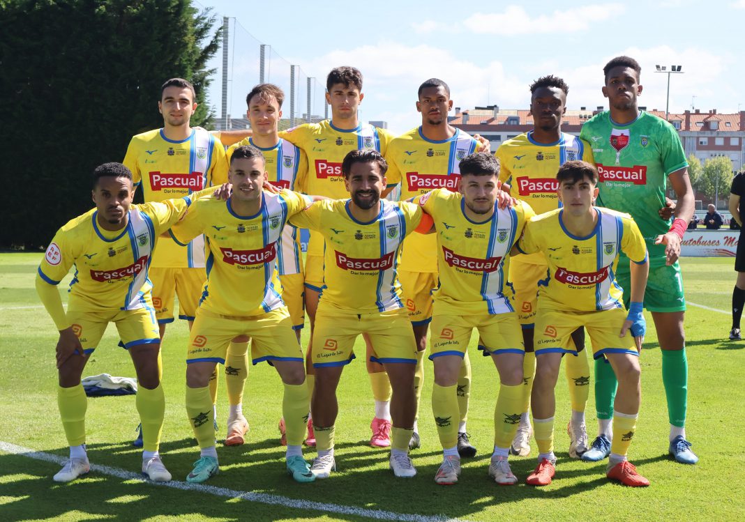 El once inicial de los arandinistas ante el Rayo Cantabria. / Racing de Santander