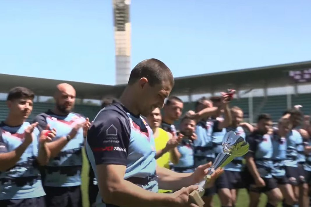 El capitán de Rugby Aranda recibe el trofeo como subcampeón de Liga Norte. / FRCYL