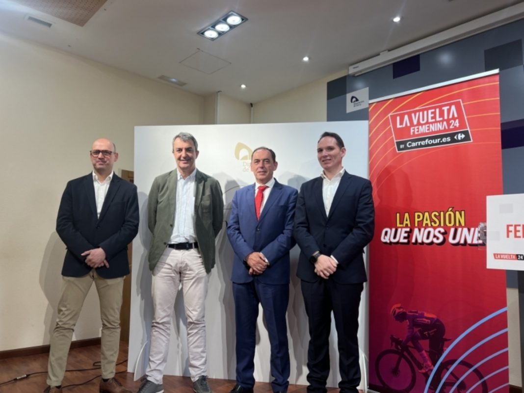 El director de La Vuelta, Javier Guillén (2º izq) durante la presentación de la ronda junto a los alcaldes de San Esteban de Gormaz, Daniel García (1º dcha) y Vinuesa, Juan Ramón Soria (1º izq) además del presidente de la Diputación de Soria, Benito Serrano. / Ayuntamiento San Esteban de Gormaz