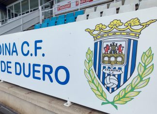 Una cuestión sobrevuela en la Arandina: ¿Y ahora qué? La grada del Juan Carlos Higuero con el escudo del club frente al palco presidencial. / duerodeporte.com