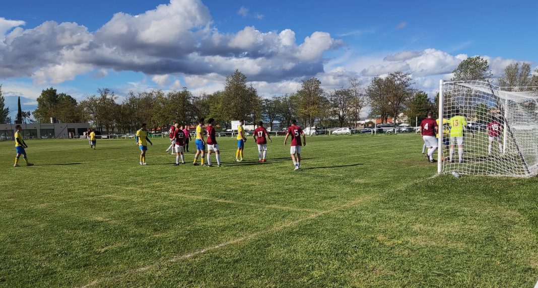 Un lance de juego en el partido de vuelta de los dieciseisavos entre Milagros y Fuentespina en La Olmeda. / duerodeporte.com