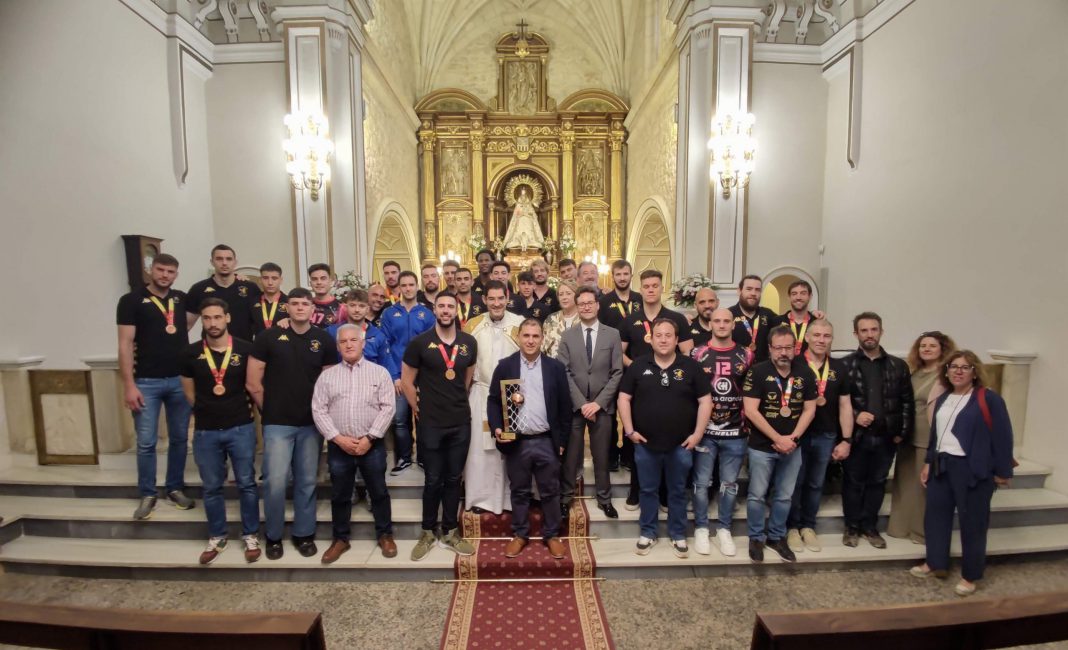 Plantilla, directiva, patrocinadores y representantes municipales junto al Tubos Villa de Aranda en la ofrenda del ascenso a ASOBAL en la ermita de la Virgen de las Viñas. / duerodepote.com