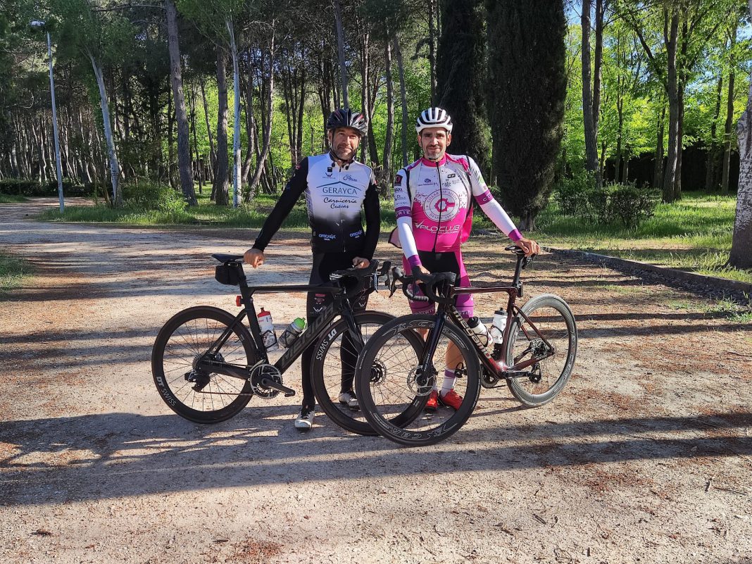 Gerardo de Pablos (izq) y César Soria compartirán aventuras en la Transpyrenees. / duerodeporte.com