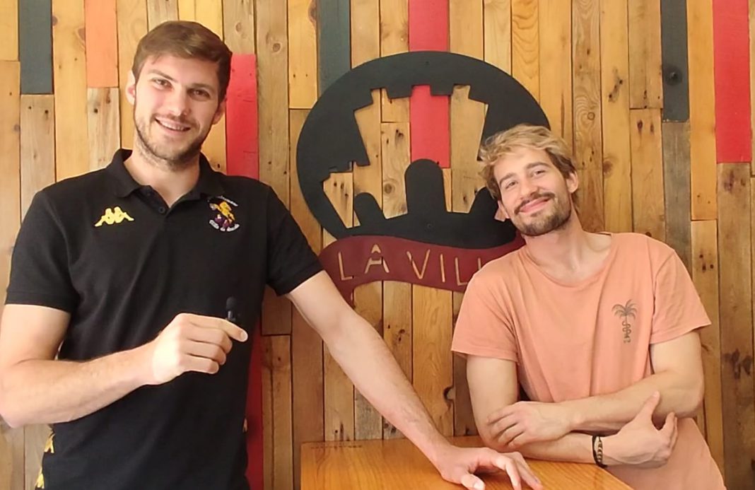 Los dos jugadores argentinos del Tubos Aranda, Guillermo Fischer (i) Pato van Baren, durante la entrevista Mano a Mano en Bar La Villa. / duerodeporte.com