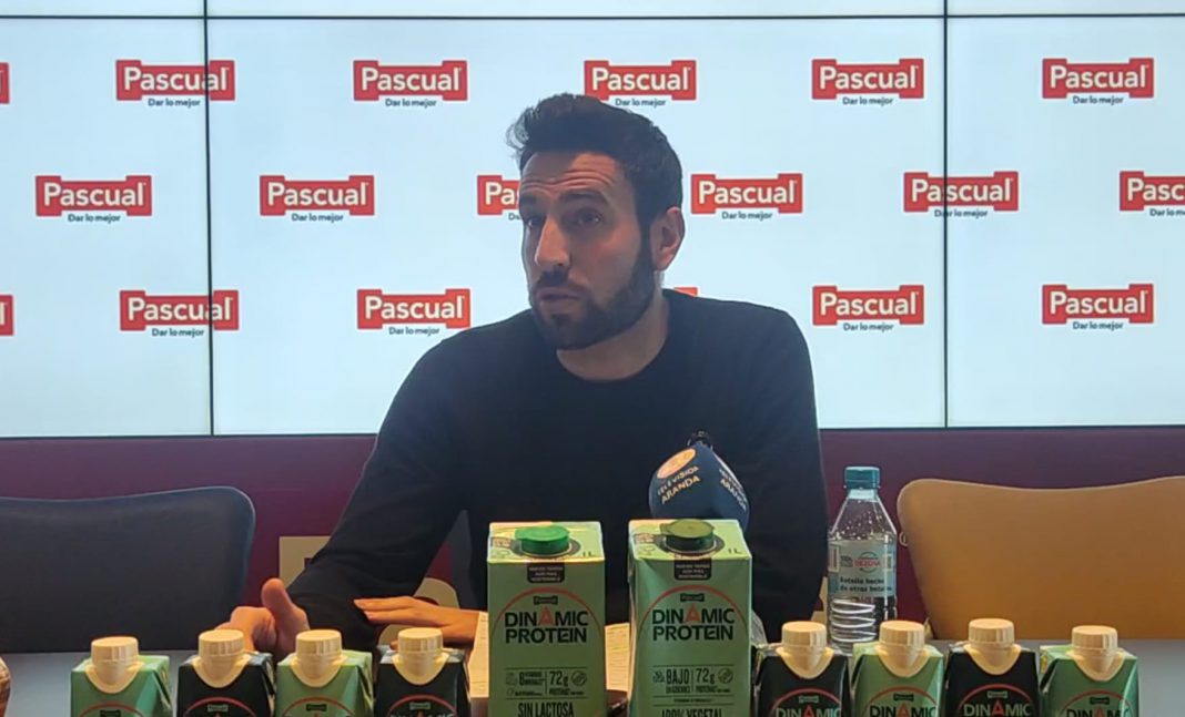 El entrenador de la Arandina, Álex Izquierdo, durante la rueda de prensa en la que ha valorado la temporada 23-24. / duerodeporte.com
