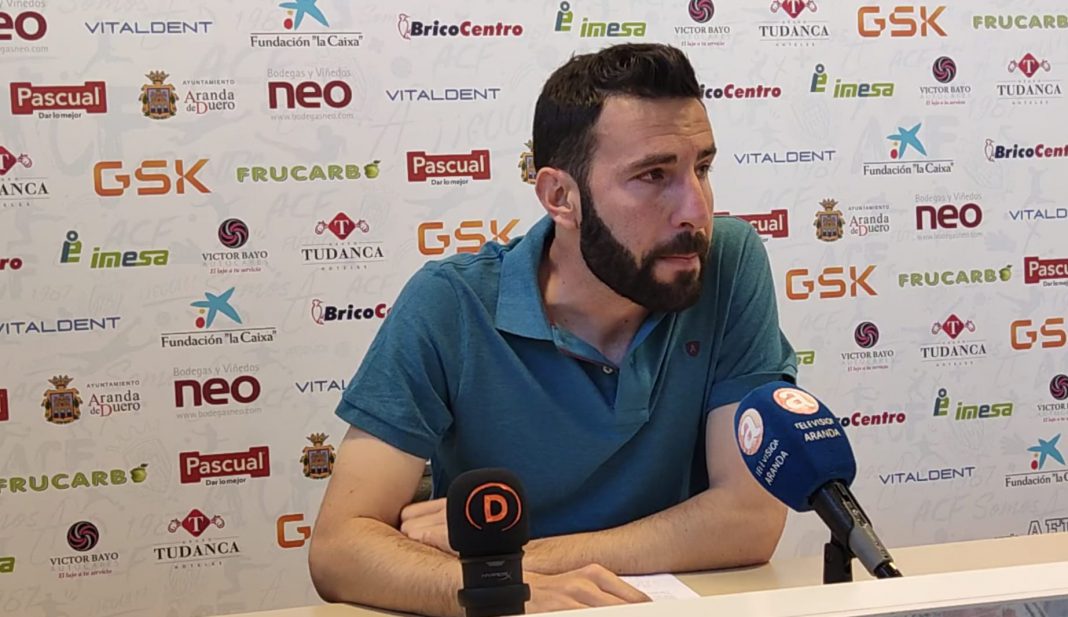 Álex Izquierdo, emocionado tras anunciar su despedida como entrenador de la Arandina. / duerodeporte.com