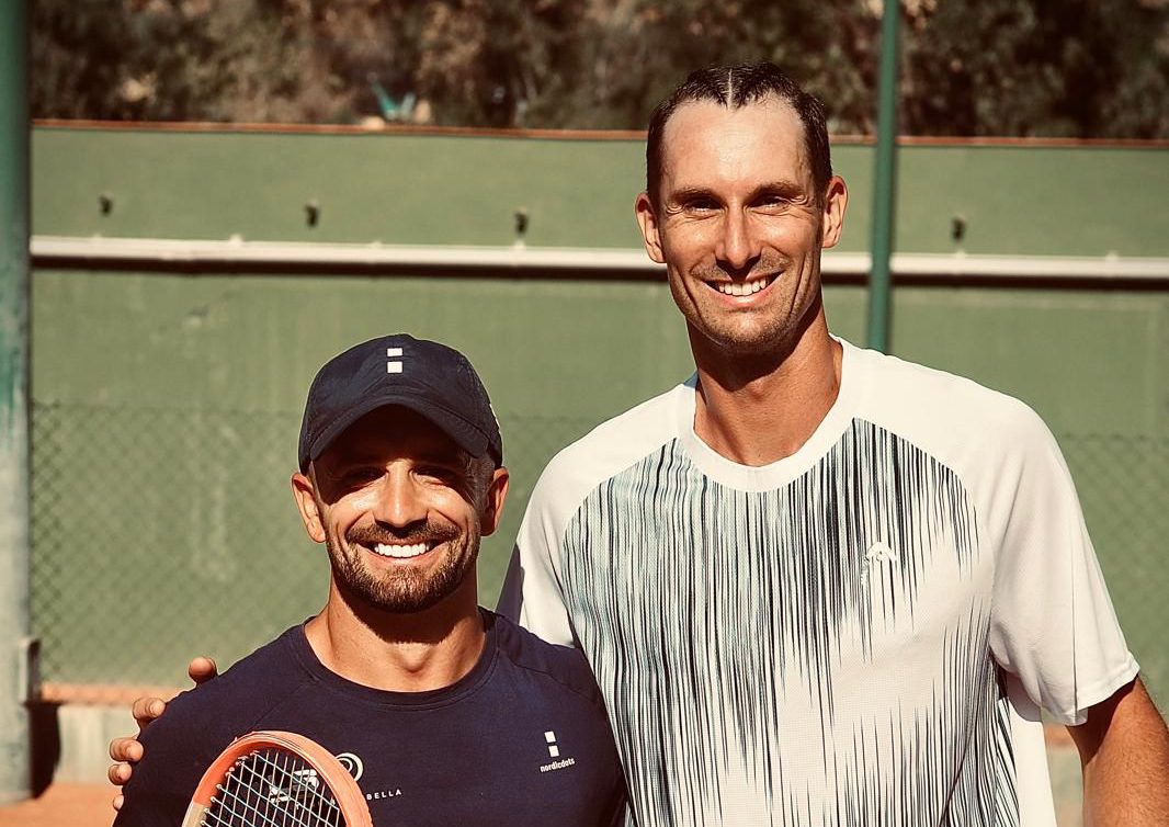 Leandro Serrano (i) junto a Alexander Ritschard en las instalaciones de la Academia LST Marbella. / LST Marbella