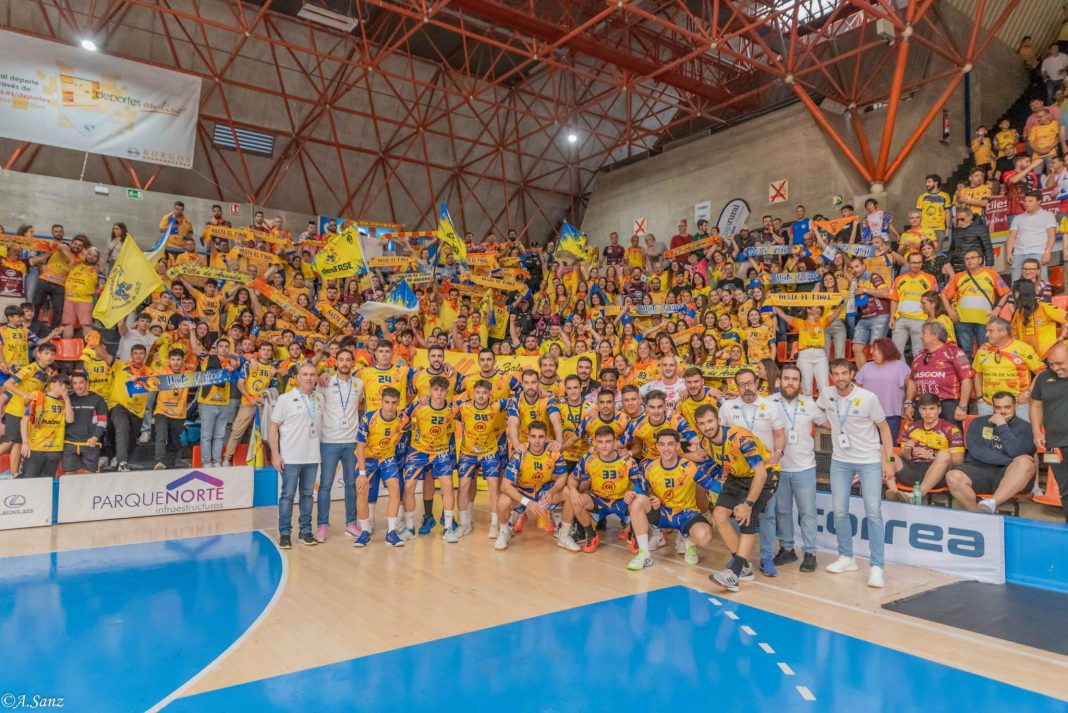 La alegría de equipo y afición tras lograr el ascenso en El Plantío hace unas semanas. / Arturo Sanz