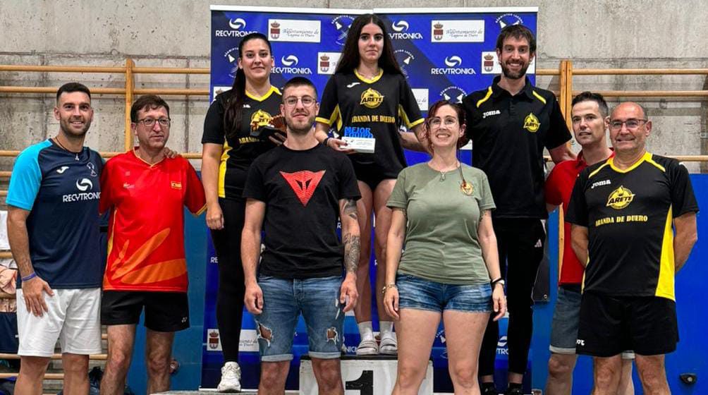 Los componentes del Areté en el podio como mejor equipo del Circuito Recytronica. / Areté