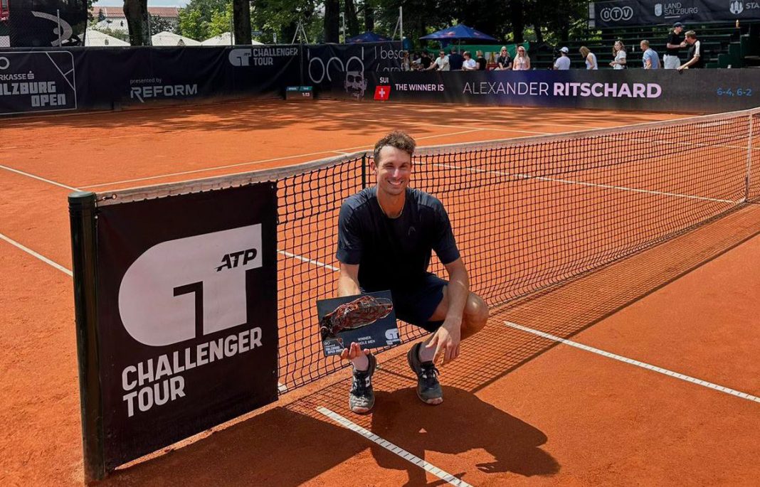 Alex Ritschard con el trofeo del Open de Salzburgo. / salzburg-open.com