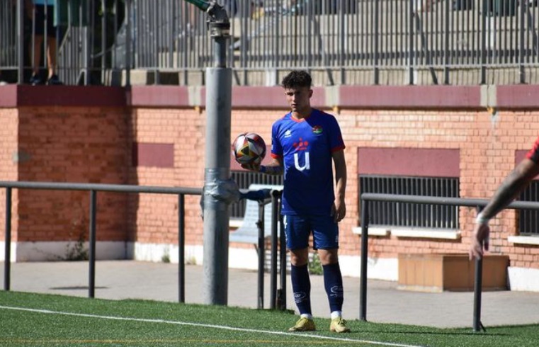 El joven lateral izquierdo Adrián Hornero con la camiseta del Móstoles. / adrianhornero3