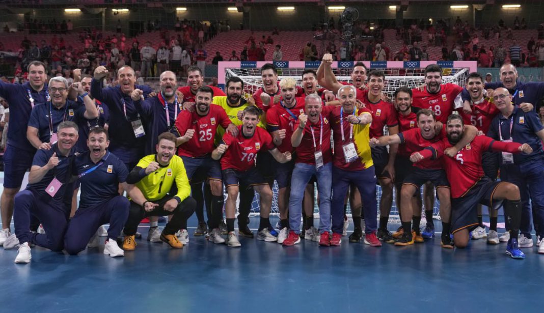 Los Hispanos con Daniel Llorente entre ellos (abajo, 1º por la izquierda) celebran el triunfo ante Eslovenia que vale un Bronce olímpico. / RFEBM