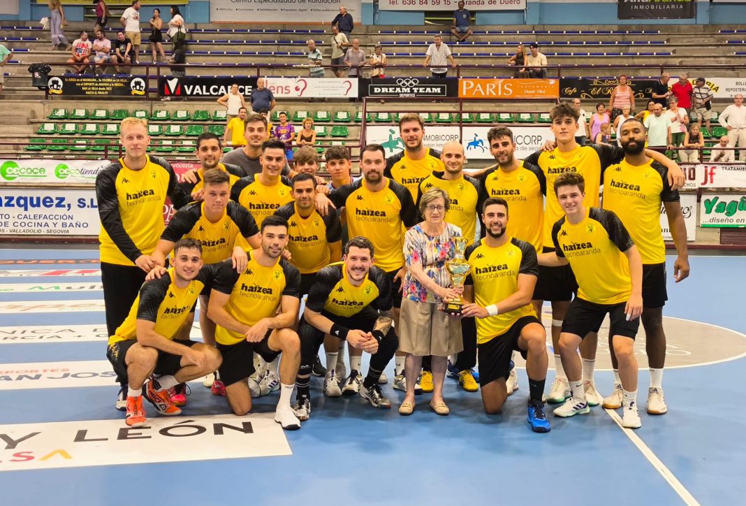 La plantilla de Tubos Villa de Aranda celebra la consecución del Memorial con la viuda del propio Santiago Manguán. / Villa de Aranda