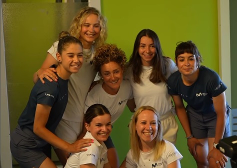 Sara Martín (1ª izq.) junto al resto de la formación que Movistar Team presenta para el Tour 2024. / Movistar Team