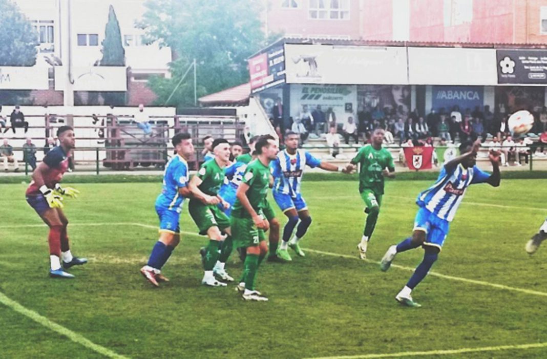 Imagen del encuentro ante el Astorga hace quince días en el estreno liguero de los blanquiazules. / elfaroastorgano.net