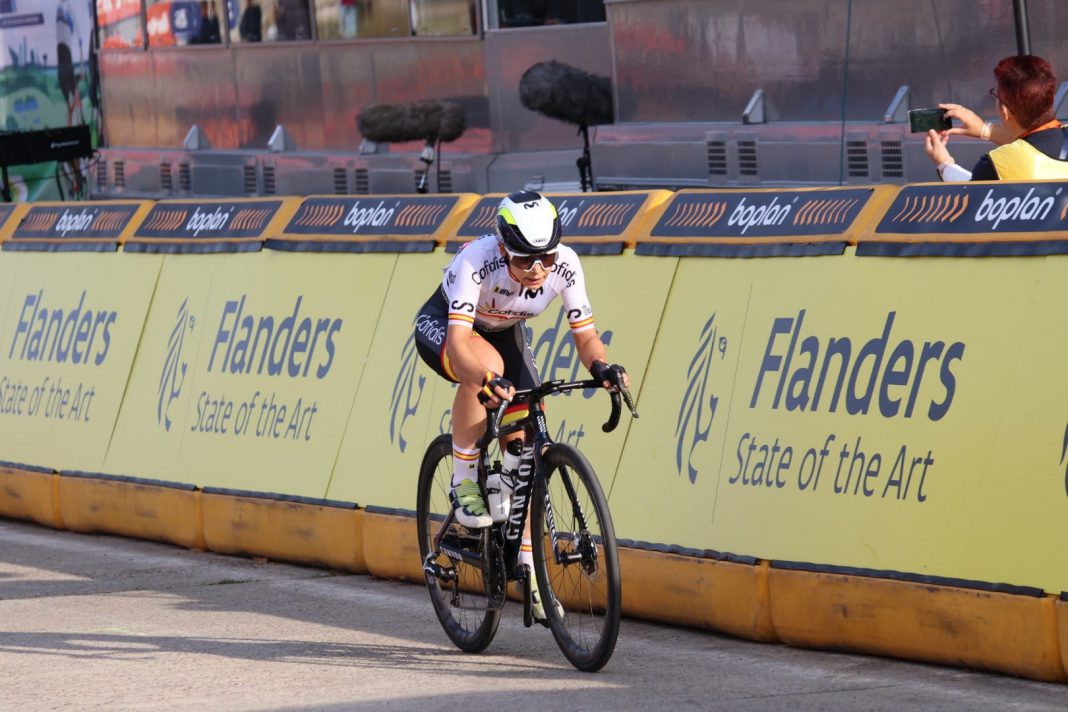 Sara Martín al paso por el último giro del circuito en el Campeonato de Europa de Limburg. / RFEC