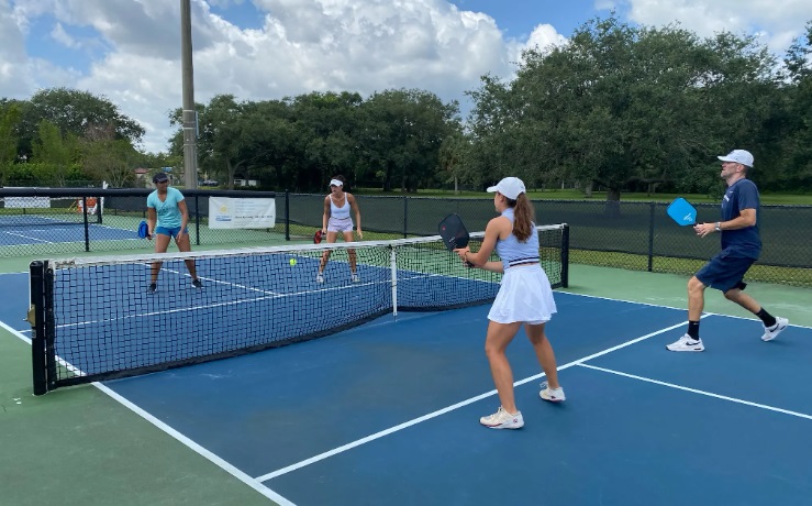 El pickleball se puede jugar también por parejas. / wilson.com