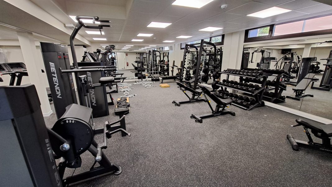La sala de musculación y gimnasio de la nueva piscina cubierta cuenta con todo tipo de máquinas. / duerodeporte.com