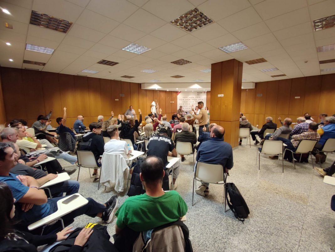 Un instante de las votaciones de la Asamblea de la Arandina. / duerodeporte.com