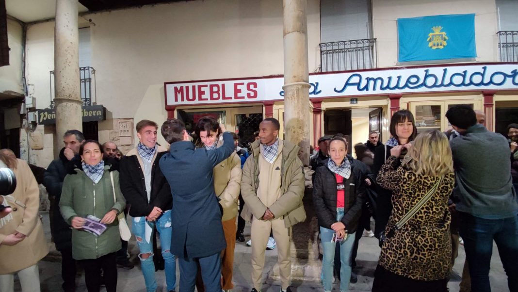 Varios de los atletas participantes este domingo en el Cross de la Constitución reciben el pañuelo de hierbas de las Fiestas de Aranda de manos del alcalde, Antonio Linaje y las autoridades locales. / duerodeporte.com