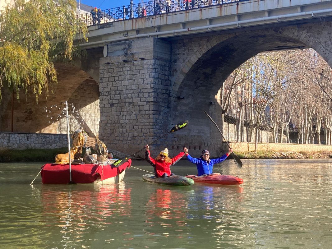 Miembros de Espeleoduero tras ubicar el belén sobre las aguas del río Duero en la presente Navidad. / duerodeporte.com