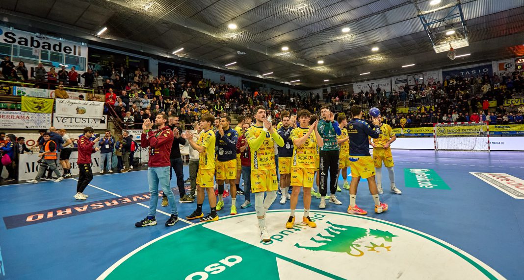 La plantilla de Tubos Aranda Villa de Aranda se despedía de su afición hasta 2025 el pasado miércoles ante el Barça. / (Arcalle (Villa de Aranda)