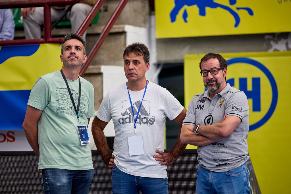 Javi Márquez (dch) junto a Guayo -miembro de la Comisión Deportiva- en el centro. / Arcalle (Villa de Aranda)