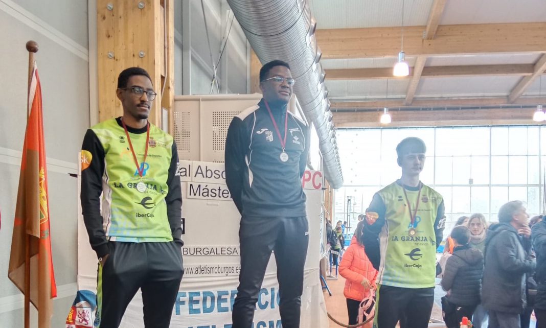 Rodrigo Dango, en lo más alto del podio del Provincial de Pista Cubierta. El del Atletismo Salamanca estuvo secundado por Celso Díez (2º) y Helio Dango, ambos de Atletismo Aranda. / Atletismo Aranda