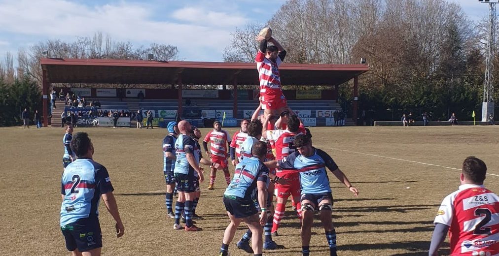 Una de las bellas acciones de un saque de touch que dejó el partido en el Virgen de las Viñas. / Rugby Aranda