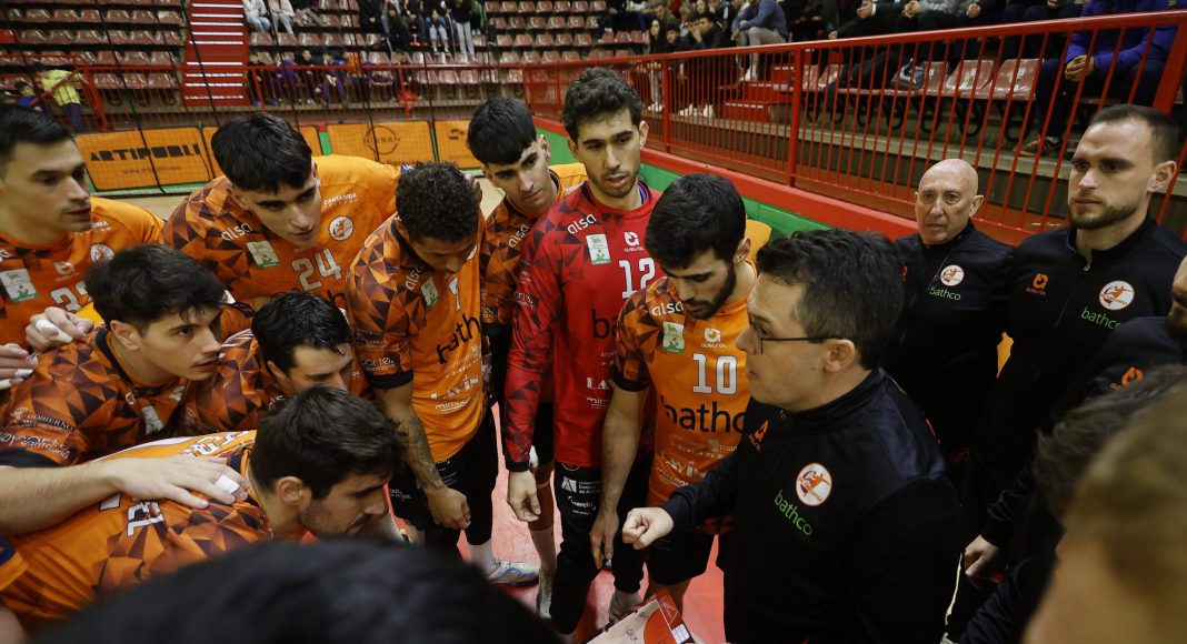 La escuadra anaranjada dirigida por el ex entrenador amarillo, Jacobo Cuétara, durante un partido de la presente temporada. / BM Torrelavega