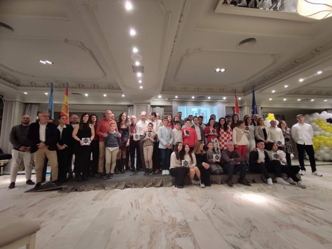 Foto de familia de todos los nominados y premiados de los Premios Puente Duero en los Salones Tudanca. / duerodeporte.com