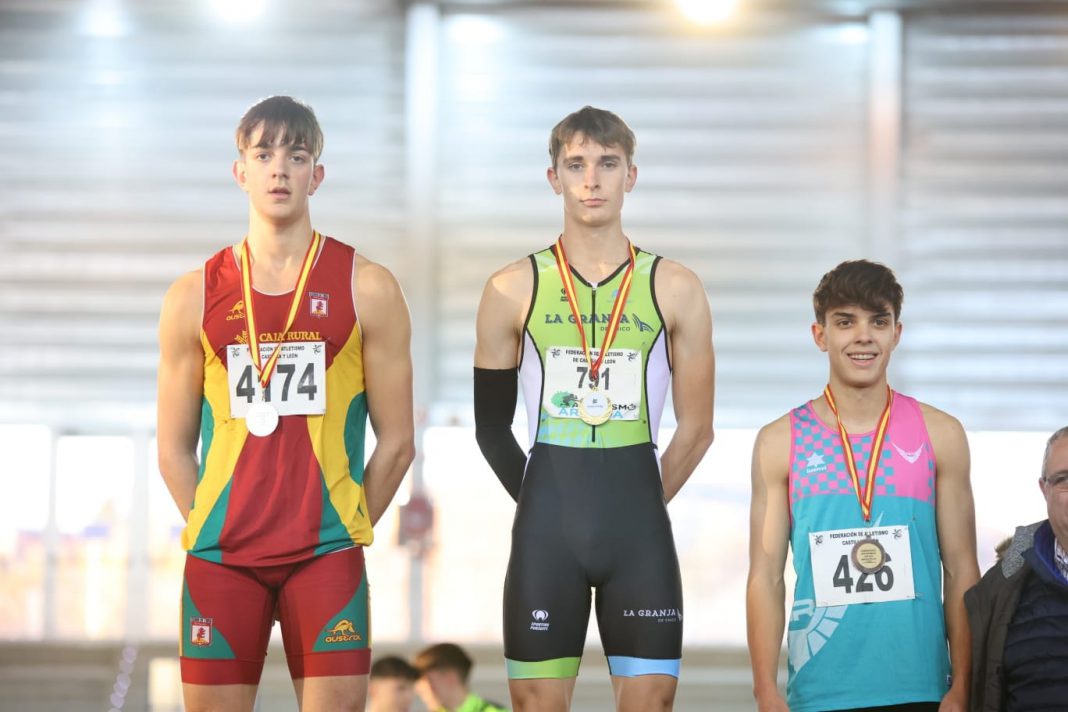 Álex Ibáñez (centro) tras proclamarse campeón autonómico. de 200 metros vallas el pasado mes de diciembre. / Atletismo Aranda