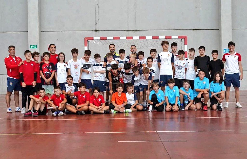 La cantera del Atlético Aranda 1503 junto a sus responsables y formadores durante una jornada de convivencia con jugadores del Aranda Riber. / Atlético Aranda 1503
