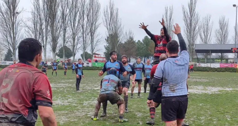 El cuadro celeste y vino se impuso en Salamanca en el campo de rugby de la Aldehuela. / Rugby Aranda
