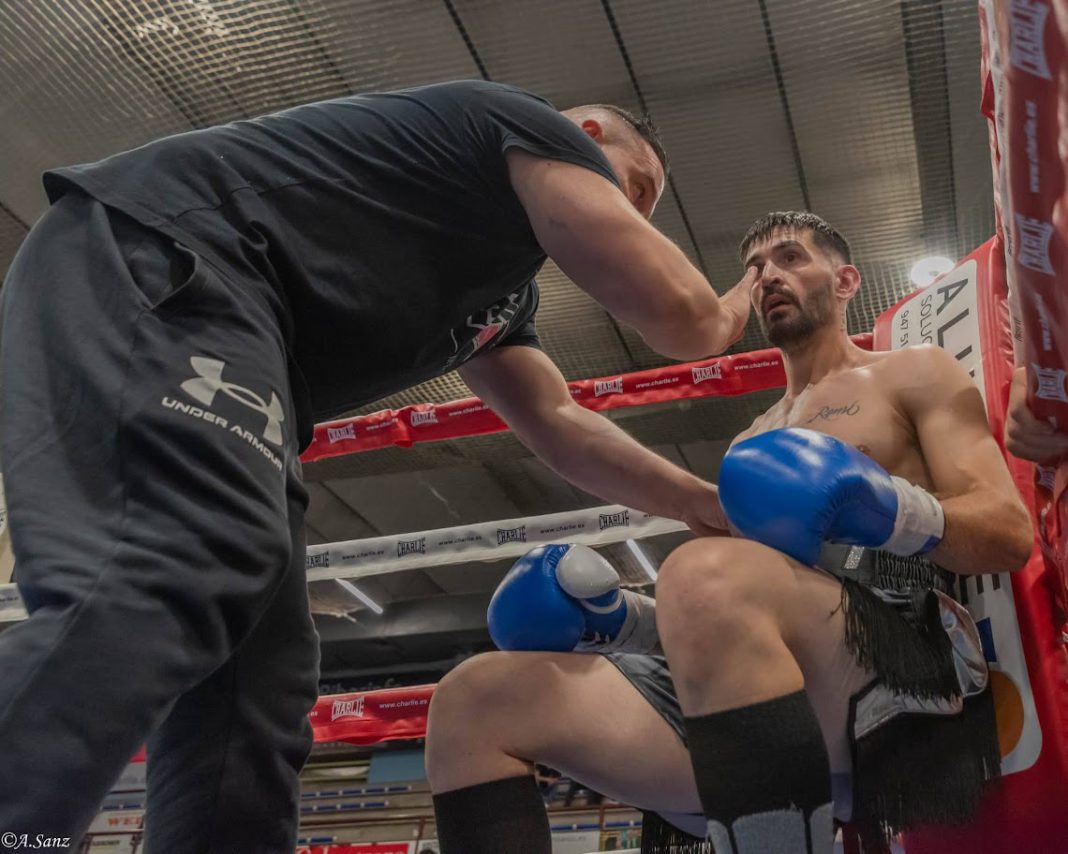 Ion Pérez durante el descanso de uno de sus combates. / duerodeporte.com