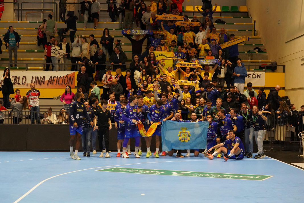 El equipo celebró el triunfo con la afición arandina desplazada hasta Nava de la Asunción (Segovia) / Roberto Campillo (Villa de Aranda)