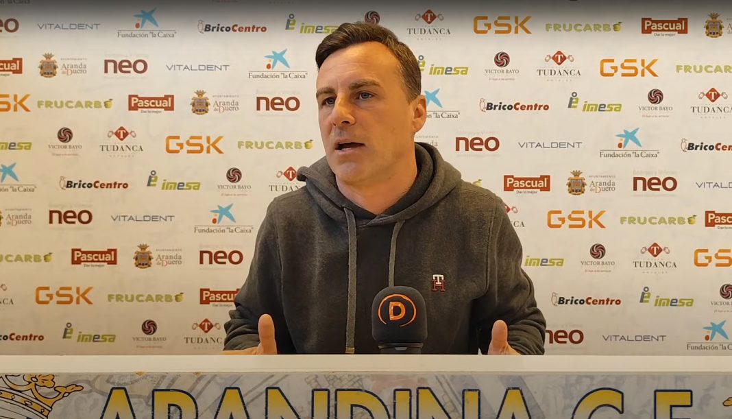 El entrenador de la Arandina, Sergio Fernández, en la salda del prensa del Juan Carlos Higuero. / duerodeporte.com