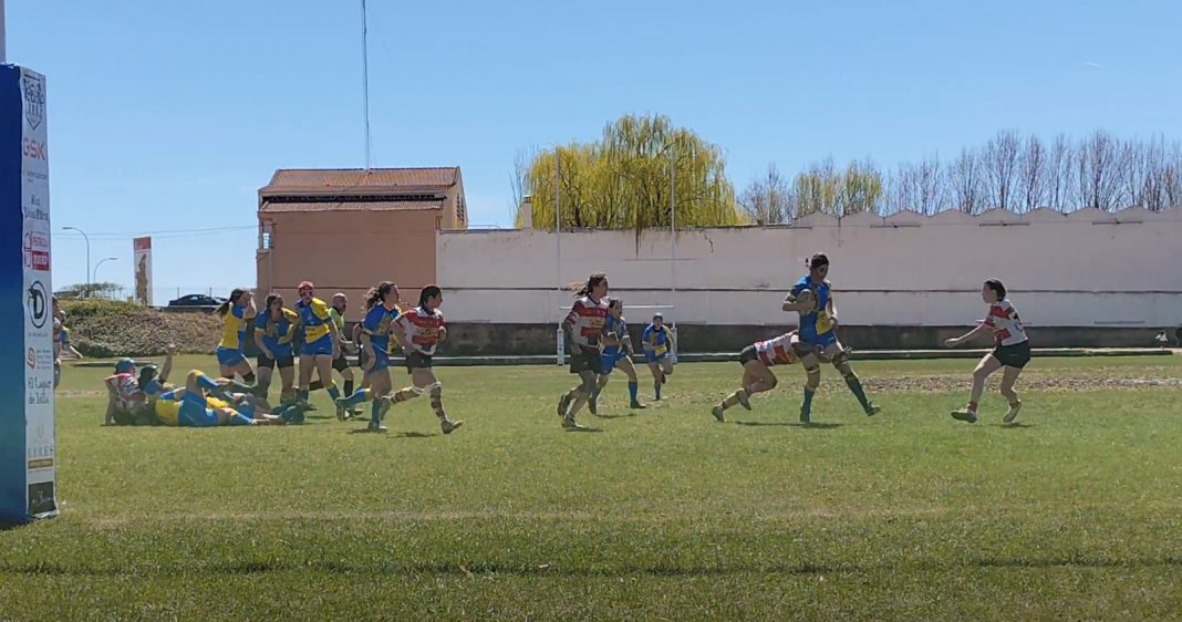 Una de las jugadas de vanguardia del XV arlequinado en la 2ª parte ante las asturianas. / duerodeporte.com
