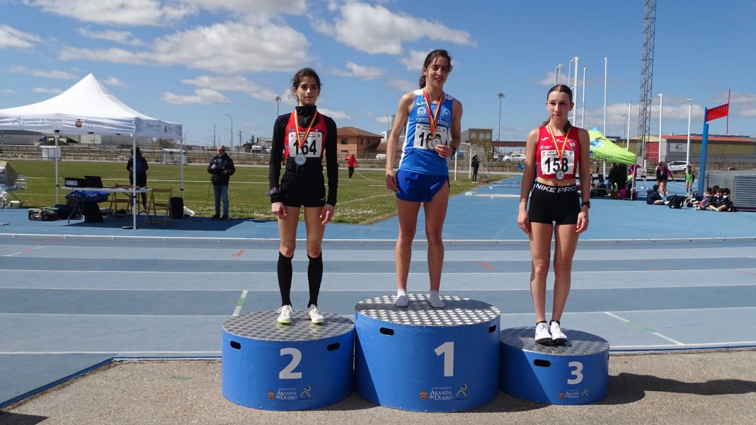 Alejandra Ortuño (Universidad de Burgos - Atletismo Ribera) en lo más alto del podio Sub-18 / Atletismo Ribera