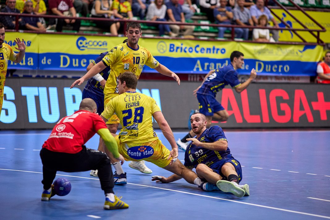 Una imagen del encuentro de la primera vuelta entre arandinos e irundarras en el debut en ASOBAL. / Arcalle (Villa de Aranda)