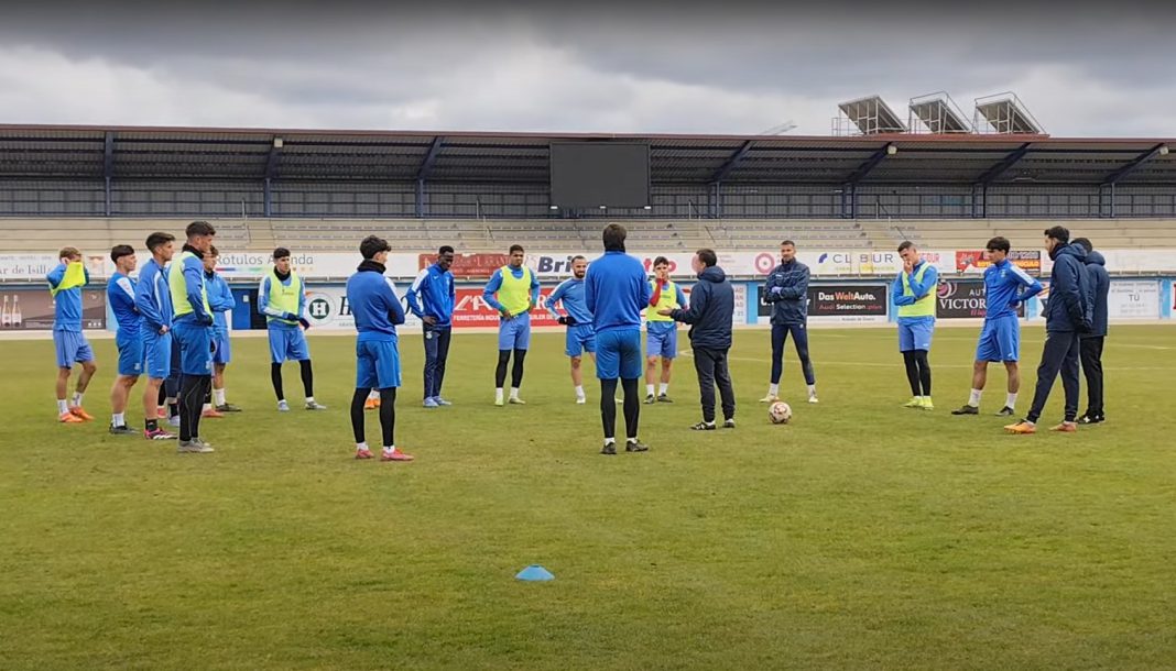 La plantilla y cuerpo técnico de la Arandina durante una charla sobre el césped del Juan Carlos Higuero